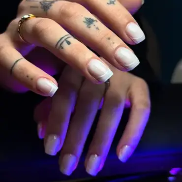 Manicura francesa en blanco