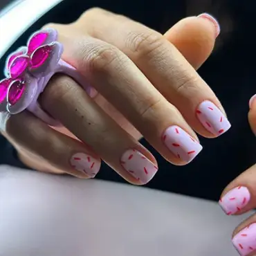 Manicura en colores lila y rosa