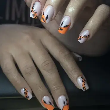 Manicura en naranja con motivos florales