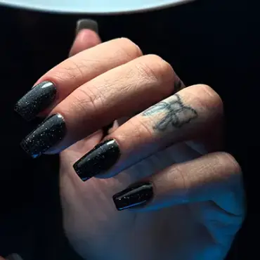 Manicura en negro con destellos